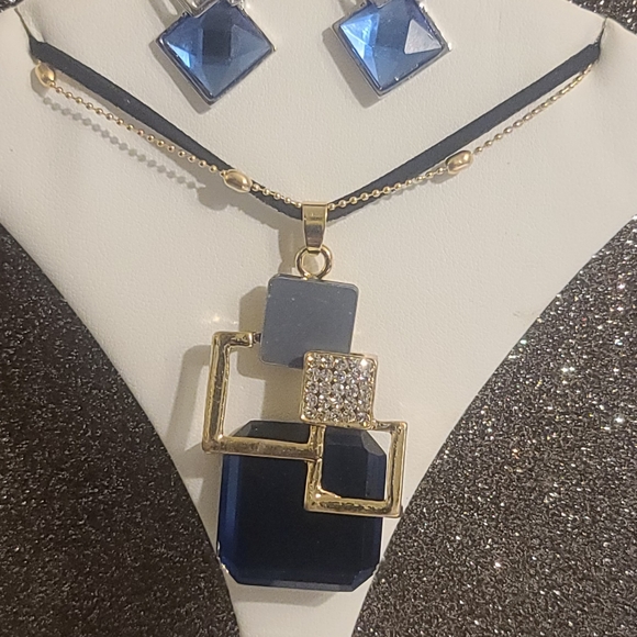 NWT Crystal Geometric Necklace & Earrings - Picture 8 of 10